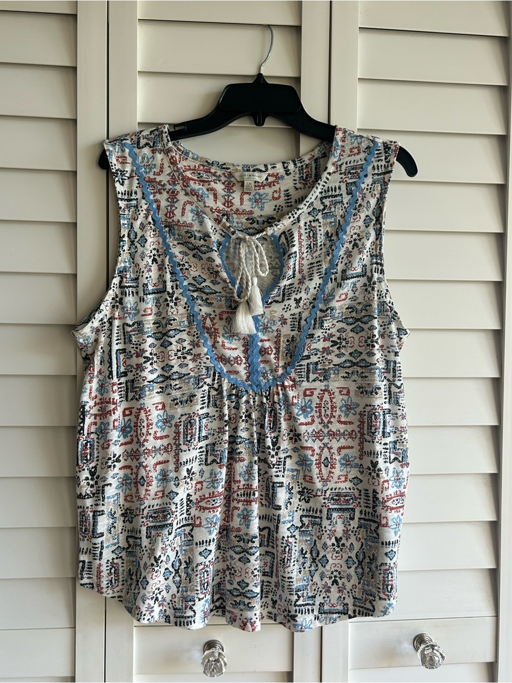 Lucky Brand Cream Sleeveless Tassel Tie Top with Blue and Rust Print